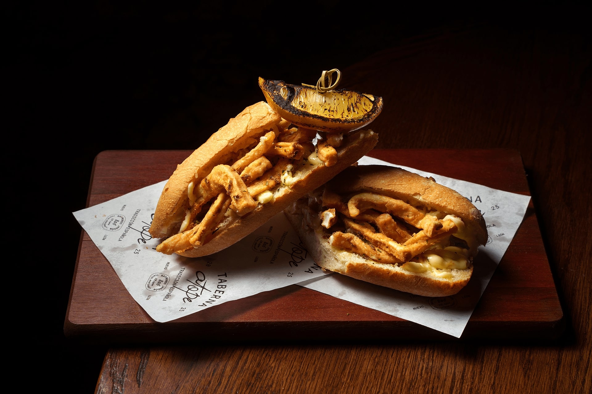 Bocadillos de calamares y tapas españolas en Taberna Atope Monterrey
